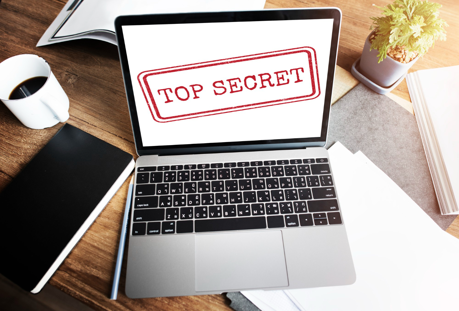 Confidencialidad en licitaciones públicas - portátil con sello Top Secret