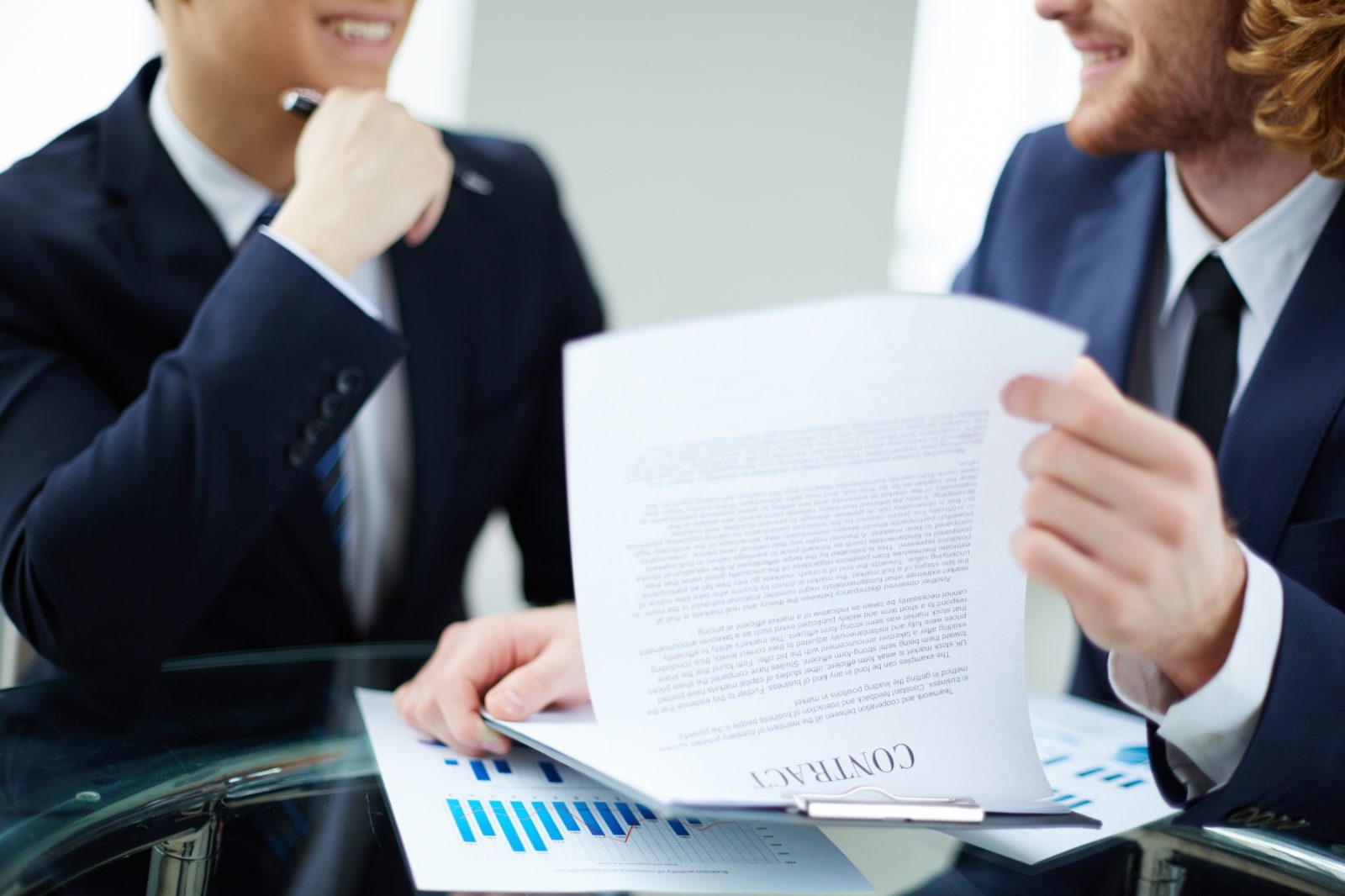Abogados revisando la liquidación de un contrato administrativo
