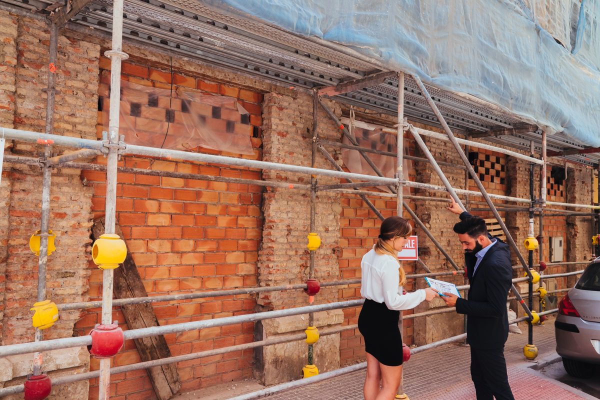 Técnicos revisando una fachada apuntalada: orden de demolición y legalidad urbanística